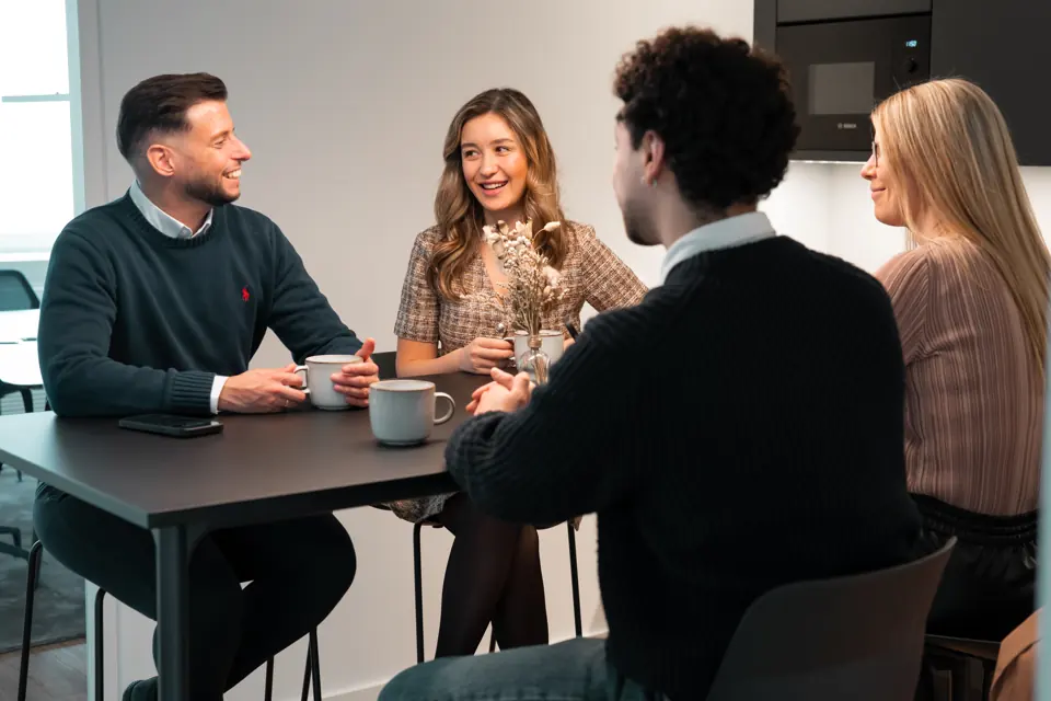 Persönliches Gespräch bei Kaffee mit dem Amival-Team